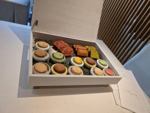 251114-ピエール・エルメ・パリのカフェメニューのマカロン.jpg 251114-ピエール・エルメ・パリのカフェメニューのマカロン.jpg