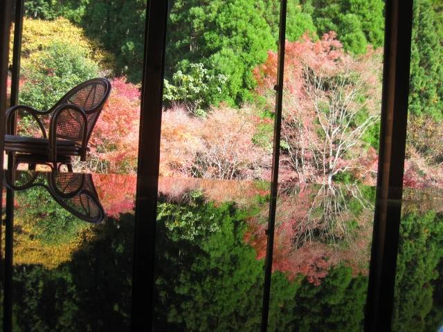 181110-環境芸術の森の風遊山荘内から紅葉を観る.jpg 181110-環境芸術の森の風遊山荘内から紅葉を観る.jpg