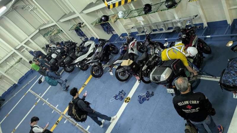 260722-それいゆ-下船を待つライダー.jpg 260722-それいゆ-下船を待つライダー.jpg