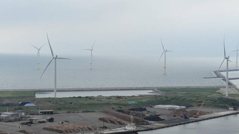 260719-秋田市-秋田港に立つ洋上風力.jpg 260719-秋田市-秋田港に立つ洋上風力.jpg