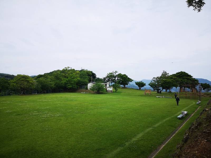 220515-権田公園頂上にて野中さん平田さんの後姿.jpg 220515-権田公園頂上にて野中さん平田さんの後姿.jpg