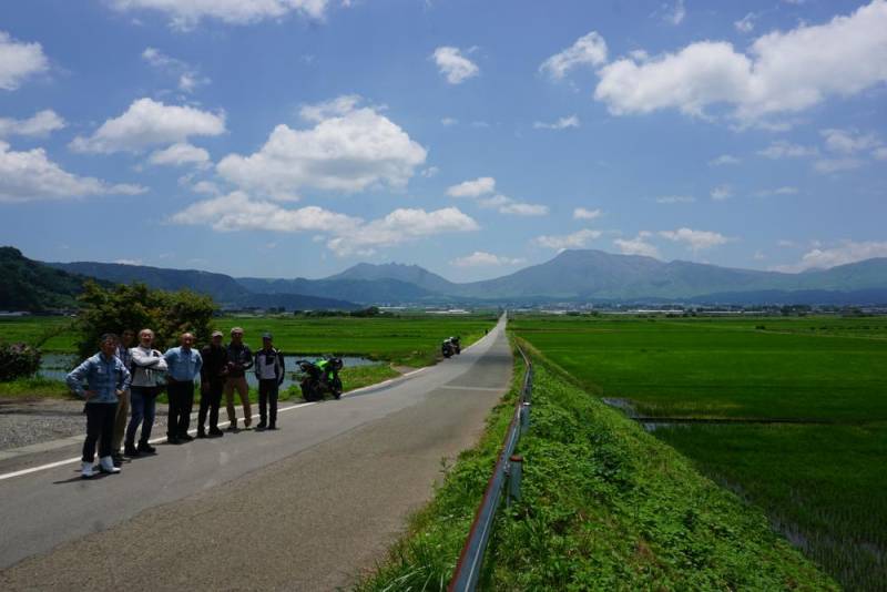 250628-阿蘇_幸せの一本道_集合2.jpg 250628-阿蘇_幸せの一本道_集合2.jpg