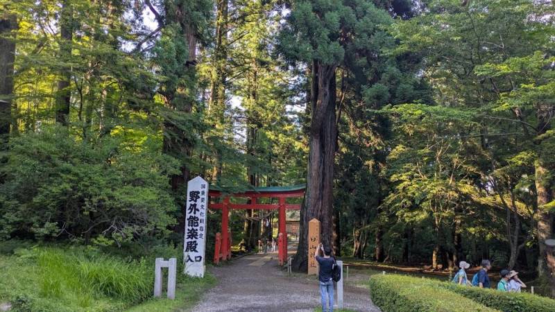 260716-中尊寺-駆け足で回るインバウンド観光客.jpg 260716-中尊寺-駆け足で回るインバウンド観光客.jpg