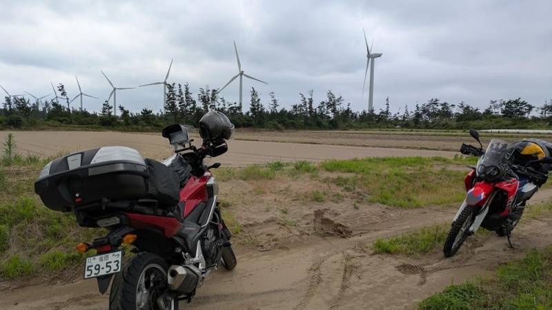 260719-秋田県-日本海沿いに立つ風車群.jpg 260719-秋田県-日本海沿いに立つ風車群.jpg