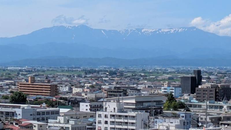 260715-会津若松-山頂に残雪が残る飯豊山.jpg 260715-会津若松-山頂に残雪が残る飯豊山.jpg