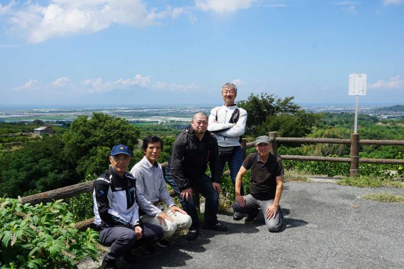 230826-玉名広域農道展望所_の少し北の展望所_普賢岳を背景に集合写真.jpg 230826-玉名広域農道展望所_の少し北の展望所_普賢岳を背景に集合写真.jpg