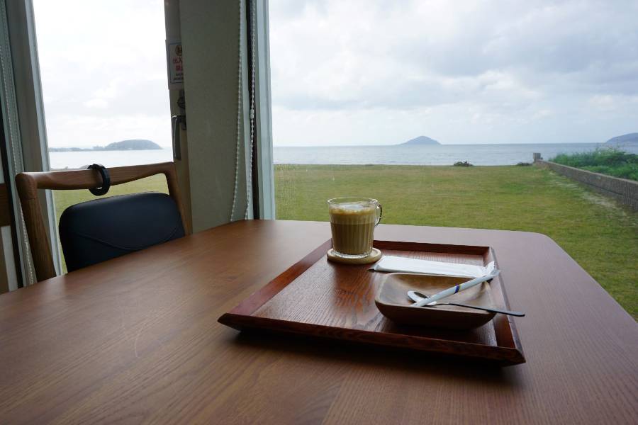 230318-cafeから壱岐の島影を眺める.jpg