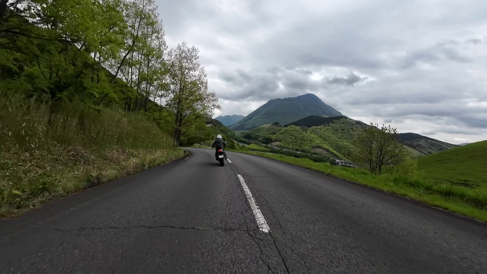 260506-r679のアスファルト舗装の道.jpg