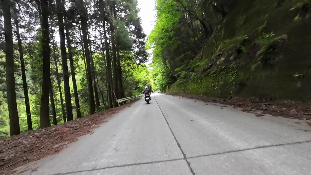 260506-r679のコンクリート舗装の道.jpg