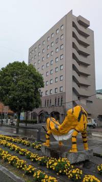 260716-釜石市-ホテルと虎の張りぼて.jpg 260716-釜石市-ホテルと虎の張りぼて.jpg
