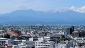 260715-会津若松-山頂に残雪が残る飯豊山.jpg 260715-会津若松-山頂に残雪が残る飯豊山.jpg
