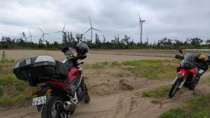 260719-秋田県-日本海沿いに立つ風車群.jpg 260719-秋田県-日本海沿いに立つ風車群.jpg